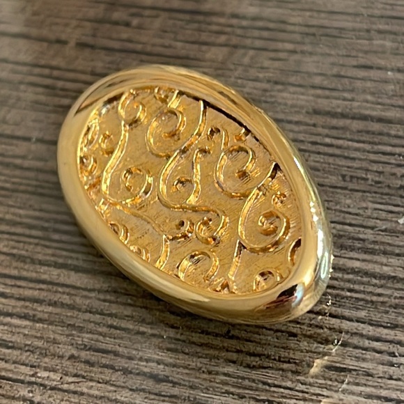 Vintage Gold-tone Oval Filigree Pin - Picture 4 of 15